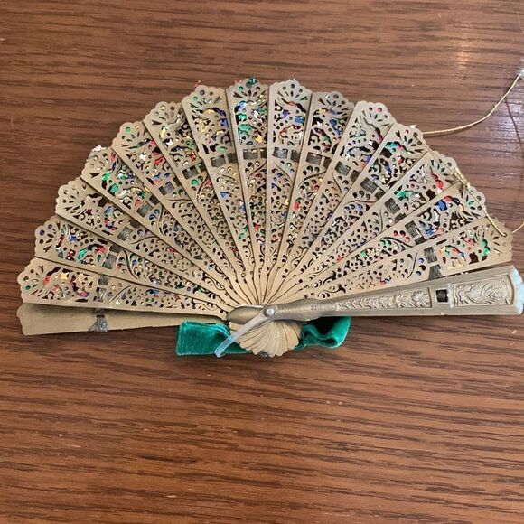 Wonderful Vtg   plastic spangled & beaded gold fan Christmas tree ornament - Picture 6 of 8